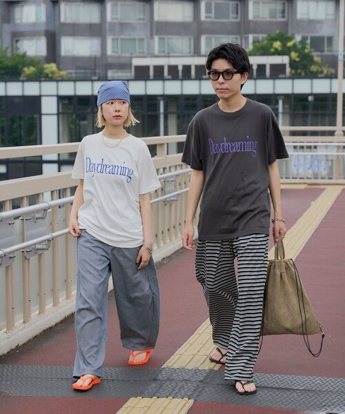 WHIMSIC(ウィムジック)の「【UNISEX/2サイズ展開】デイドリーミングシルクスクリーンプリントT(Tシャツ/カットソー・メンズ・ホワイト/ブラック/グレー・2/1)」の4枚目の写真
