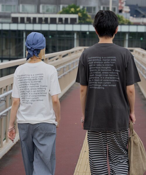 WHIMSIC(ウィムジック)の「【UNISEX/2サイズ展開】デイドリーミングシルクスクリーンプリントT(Tシャツ/カットソー・メンズ・ホワイト/ブラック/グレー・2/1)」の5枚目の写真