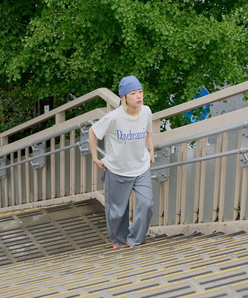 WHIMSIC(ウィムジック)の「【UNISEX/2サイズ展開】デイドリーミングシルクスクリーンプリントT(Tシャツ/カットソー・メンズ・ホワイト/ブラック/グレー・2/1)」の7枚目の写真
