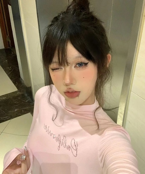 ViViDAY(ビビデー)の「ラインストーン英字ロゴ ハイネックカットソー(Tシャツ/カットソー・レディース・ピンク・M)」の4枚目の写真