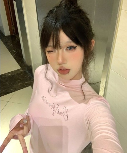 ViViDAY(ビビデー)の「ラインストーン英字ロゴ ハイネックカットソー(Tシャツ/カットソー・レディース・ピンク・M)」の7枚目の写真
