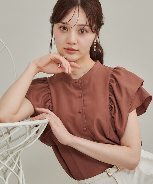 couture brooch(クチュールブローチ)の「【さらっと軽い】ラッフルスリーブ ブラウス【洗濯機可】(シャツ/ブラウス・レディース・ブラウン系その他/レンガ/サンドベージュ・36/42/40/38)」の3枚目の写真