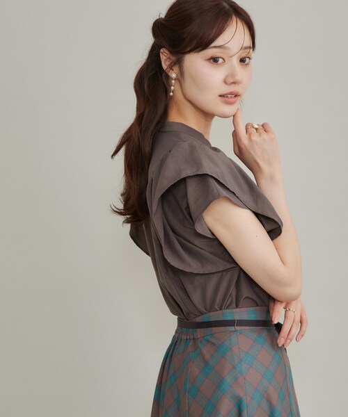 couture brooch(クチュールブローチ)の「【さらっと軽い】ラッフルスリーブ ブラウス【洗濯機可】(シャツ/ブラウス・レディース・ブラウン系その他/レンガ/サンドベージュ・36/42/40/38)」の15枚目の写真