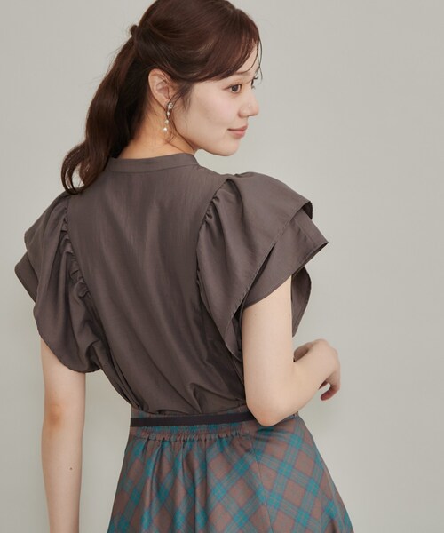 couture brooch(クチュールブローチ)の「【さらっと軽い】ラッフルスリーブ ブラウス【洗濯機可】(シャツ/ブラウス・レディース・ブラウン系その他/レンガ/サンドベージュ・36/42/40/38)」の16枚目の写真