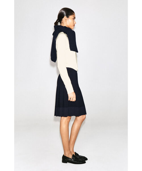 COS（コス）の「メリノウール プリーツ ミディスカート（スカート・レディース・グレー系その他/ネイビー・S/M/L/XS）」の7枚目の写真
