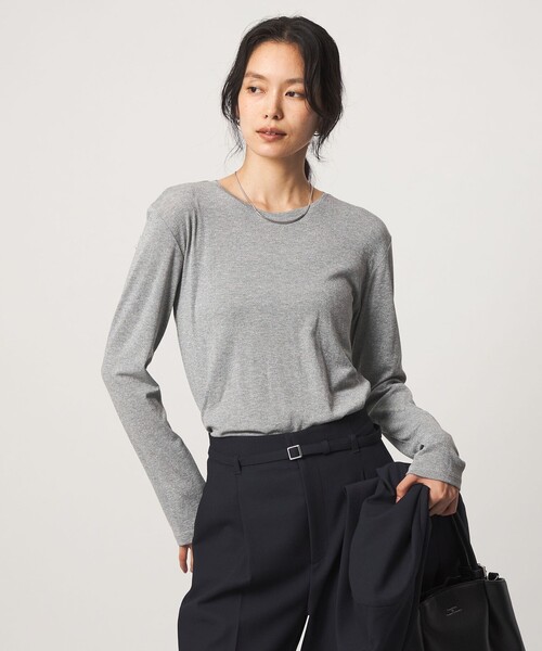 green label relaxing(グリーンレーベルリラクシング)の「シャイニーラメ クルーネック ロングスリーブ カットソー(Tシャツ/カットソー・レディース・ベージュ/ライトグレー/ダークグレー・FREE)」の2枚目の写真