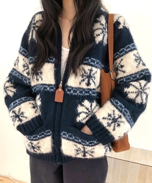 SHEENA(シーナ)の「ノルディック柄ジップアップニットカーディガン(カーディガン/ボレロ・レディース・ブラウン/ネイビー・M)」の1枚目の写真