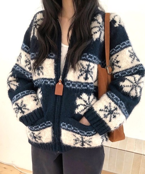SHEENA(シーナ)の「ノルディック柄ジップアップニットカーディガン(カーディガン/ボレロ・レディース・ブラウン/ネイビー・M)」の17枚目の写真