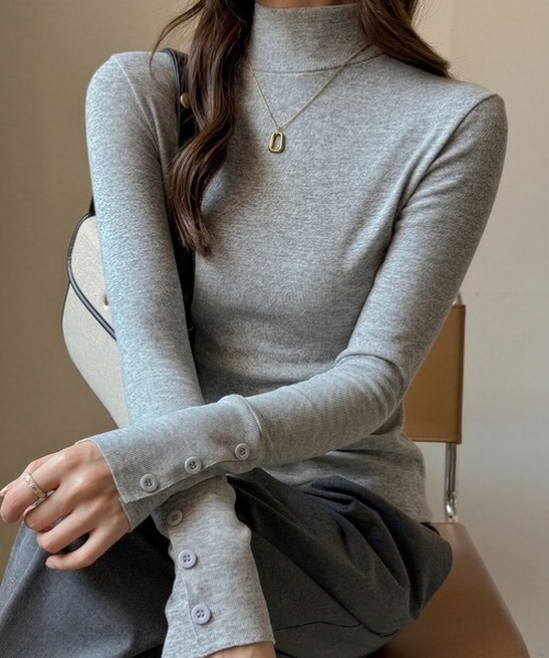 yuue' ( wear )(ユーイ)の「ボタンスリーブハイネック起毛リブロングTシャツ(Tシャツ/カットソー・レディース・ホワイト/チャコールグレー/ライトベージュ/グレー/ブラック・FREE)」の4枚目の写真