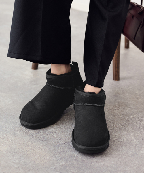 UGG(アグ)の「《WEB限定/》UGG/アグ W CLASSIC ULTRA MINI 1116109(その他シューズ・レディース・ブラック/キャメル・23cm/25cm/24cm)」の1枚目の写真