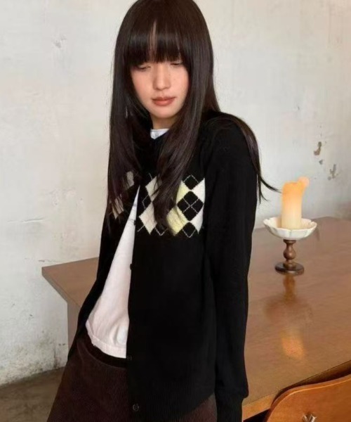 Teem Store（チームストア）の「胸元アーガイル柄 クルーネックニットカーディガン（カーディガン/ボレロ・レディース・ブラック・M）」の2枚目の写真