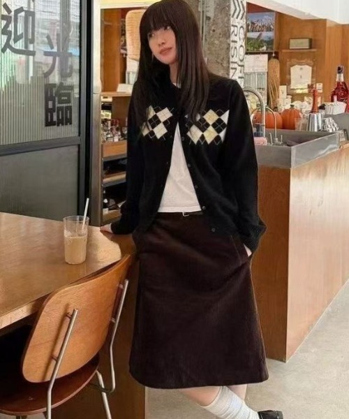 Teem Store（チームストア）の「胸元アーガイル柄 クルーネックニットカーディガン（カーディガン/ボレロ・レディース・ブラック・M）」の3枚目の写真