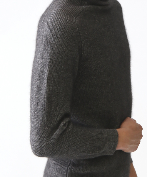 ABAHOUSE（アバハウス）の「ソフトタッチドレープタートルネック（ニット/セーター・メンズ・ワイン/グリーン/ベージュ/チャコールグレー・48/46/44）」の7枚目の写真