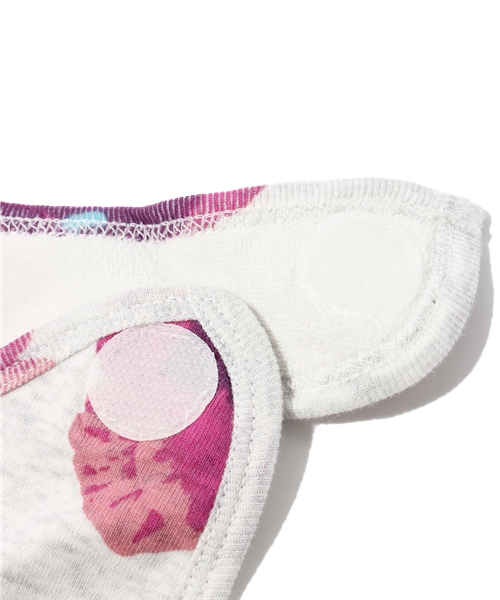 HAKKA BABY（ハッカベビー）の「[ベビー]『COTTON CANDY』シリーズ すみれプリントスタイ（スタイ/よだれかけ・キッズ・ピンク/パープル・FREE）」の5枚目の写真