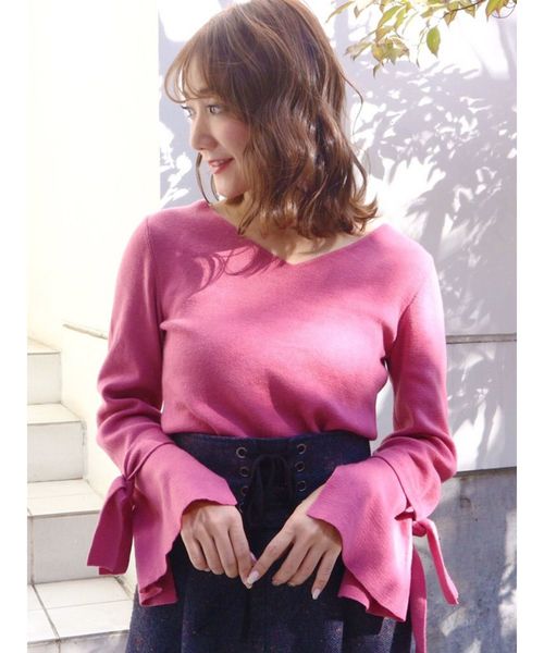 MERCURYDUO（マーキュリーデュオ）の「袖フレアリボン付Vネックニット（ニット/セーター・レディース・ブラック/グレー/オフホワイト/ベビーピンク・FREE）」の4枚目の写真