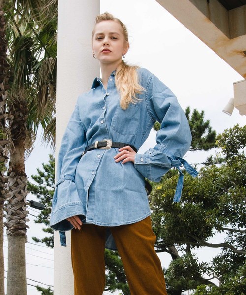 Levi's Made & Crafted(リーバイスメイドアンドクラフテッド)の「LEVI'S(R) MADE & CRAFTED(R) ハイスタンダードシャツ ライトインディゴブルー WASHED & WORN(シャツ/ブラウス・レディース・ライトインディゴブルー・X-SMALL/SMALL)」の1枚目の写真