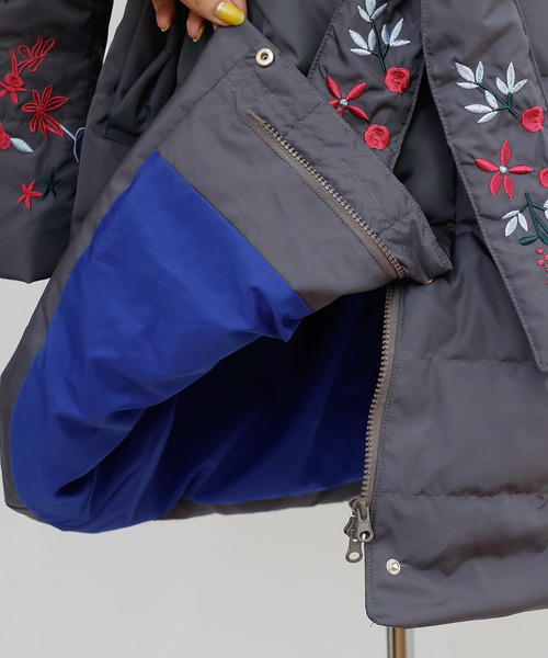 ElegChic（エレグシック）の「エンブロイダリー ロング ダウンコートリボン（ダウンジャケット/コート・レディース・ブラック/グレー/ネイビー・M/L）」の4枚目の写真