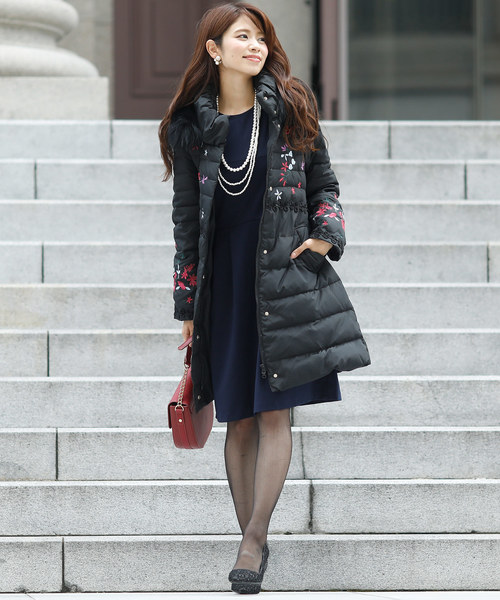 ElegChic（エレグシック）の「エンブロイダリー ロング ダウンコートリボン（ダウンジャケット/コート・レディース・ブラック/グレー/ネイビー・M/L）」の5枚目の写真