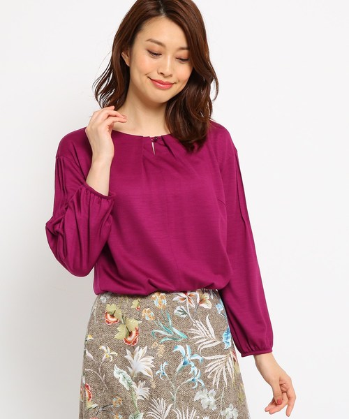 Sunauna(スーナウーナ)の「【洗える】スリーブピンタックカットソー(Tシャツ/カットソー・レディース・ライトブルー/ライトベージュ/パープル系/ダークブラウン・40/38/34)」の4枚目の写真