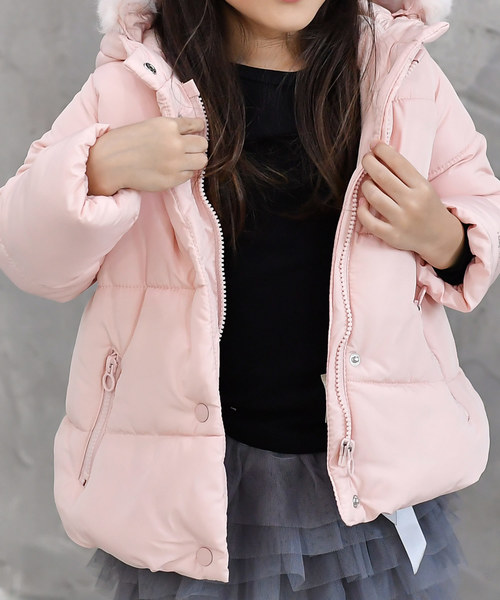 Bee des Bee(ビーデスビー)の「ダウン風 ジャケット(ダウンジャケット/コート・キッズ・ブラック/ベージュ/ネイビー/レッド/カーキ/アイボリー/キャメル/ライトピンク/ワイン/チャコール・110cm/100cm/120cm/130cm/140cm/150cm/160cm)」の18枚目の写真