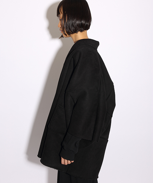 i（アイ）の「ムートンキモノコート（ポンチョ・レディース・ホワイト/ブラック・FREE）」の3枚目の写真