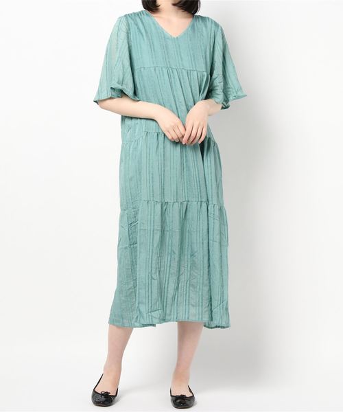 KOBE LETTUCE(コウベレタス)の「Vネックフレアスリーブティアードマキシワンピース(ワンピース・レディース・ブラック/ライトベージュ/グリーン/オフホワイト・FREE)」の4枚目の写真