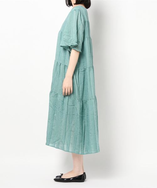 KOBE LETTUCE(コウベレタス)の「Vネックフレアスリーブティアードマキシワンピース(ワンピース・レディース・ブラック/ライトベージュ/グリーン/オフホワイト・FREE)」の6枚目の写真