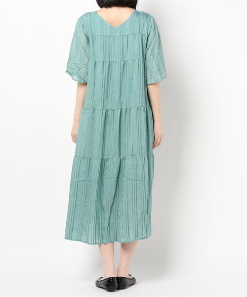 KOBE LETTUCE(コウベレタス)の「Vネックフレアスリーブティアードマキシワンピース(ワンピース・レディース・ブラック/ライトベージュ/グリーン/オフホワイト・FREE)」の5枚目の写真