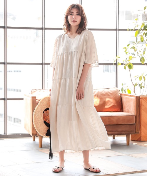 KOBE LETTUCE(コウベレタス)の「Vネックフレアスリーブティアードマキシワンピース(ワンピース・レディース・ブラック/ライトベージュ/グリーン/オフホワイト・FREE)」の3枚目の写真