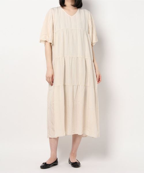 KOBE LETTUCE(コウベレタス)の「Vネックフレアスリーブティアードマキシワンピース(ワンピース・レディース・ブラック/ライトベージュ/グリーン/オフホワイト・FREE)」の8枚目の写真