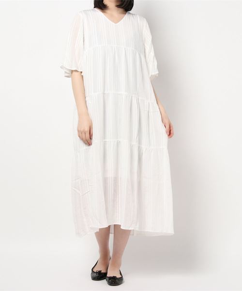 KOBE LETTUCE(コウベレタス)の「Vネックフレアスリーブティアードマキシワンピース(ワンピース・レディース・ブラック/ライトベージュ/グリーン/オフホワイト・FREE)」の9枚目の写真