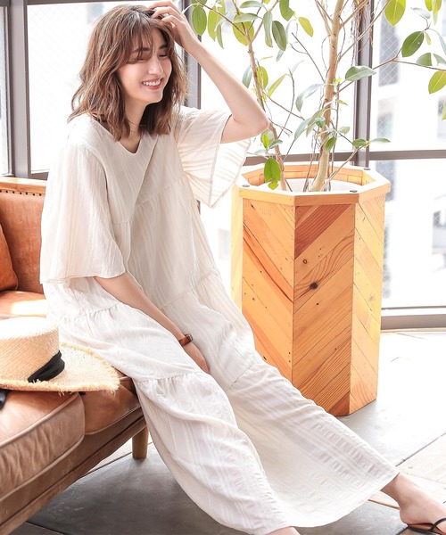 KOBE LETTUCE(コウベレタス)の「Vネックフレアスリーブティアードマキシワンピース(ワンピース・レディース・ブラック/ライトベージュ/グリーン/オフホワイト・FREE)」の12枚目の写真