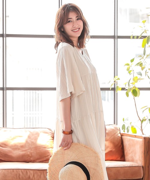 KOBE LETTUCE(コウベレタス)の「Vネックフレアスリーブティアードマキシワンピース(ワンピース・レディース・ブラック/ライトベージュ/グリーン/オフホワイト・FREE)」の13枚目の写真