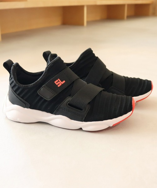 瞬足（シュンソク）の「瞬足/SLBYSYUNSOKU/DSL0220（スニーカー・キッズ・レッド/ブラック×ブラック/ブルー/ブラック/グレー/ネイビー/イエロー/ライトグレー・22.5cm/23.0cm/21.5cm/25.0cm/22.0cm/19.0cm/16.0cm/24.5cm/21.0cm/23.5cm/17.0cm/18.0cm/24.0cm/20.0cm）」の2枚目の写真