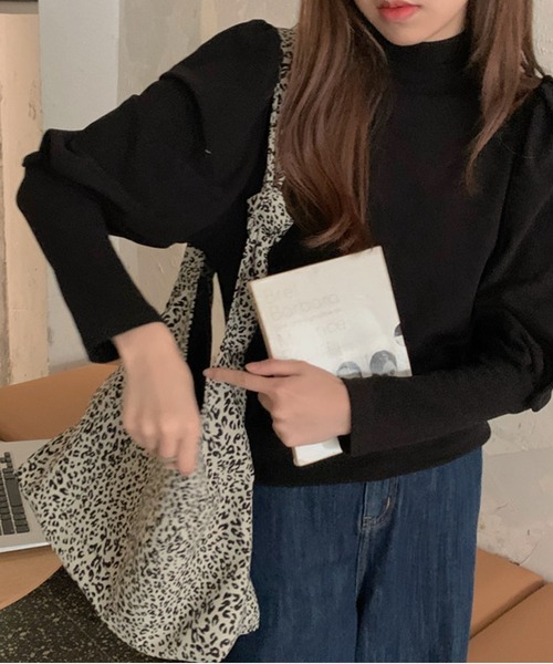 Jewelobe(ジュエローブ)の「パフスリーブボトルネック起毛カットトップス(Tシャツ/カットソー・レディース・オフホワイト/ベージュ/スモークピンク/ブラック・FREE)」の3枚目の写真
