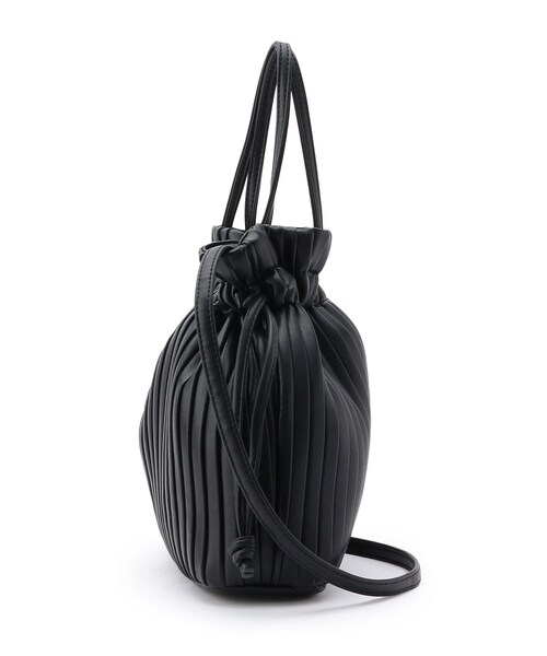 pink adobe(ピンクアドベ)の「◆【2WAY】プリーツ巾着バッグ(ショルダーバッグ・レディース・アイボリー/シルバー/ゴールド/ブラック/サックスブルー・00)」の7枚目の写真