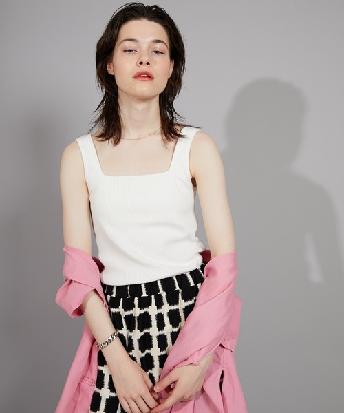 CIAOPANIC(チャオパニック)の「パット付きスクエアタンクトップ(タンクトップ・レディース・チャコールグレー/ラベンダー/グリーン/オフホワイト・FREE)」の2枚目の写真