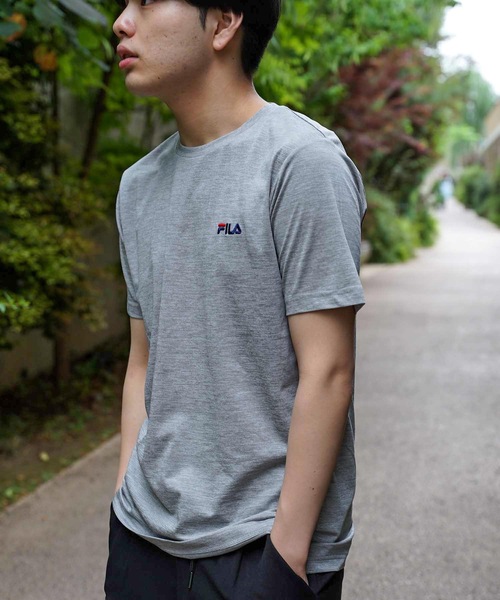 FILA（フィラ）の「【FILA/フィラ】ロゴ半袖Tシャツ / ユニセックス（Tシャツ/カットソー・メンズ・ブラック/イエロー/ネイビー/ブルー/ダークグレー/ライトグレー・MEDIUM/X-LARGE/LARGE）」の2枚目の写真