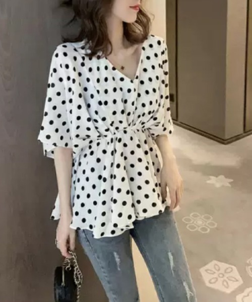 ABITOKYO（アビトーキョー）の「Vネックドット柄フレアブラウス（シャツ/ブラウス・レディース・ホワイト/ブラック・M/L）」の5枚目の写真