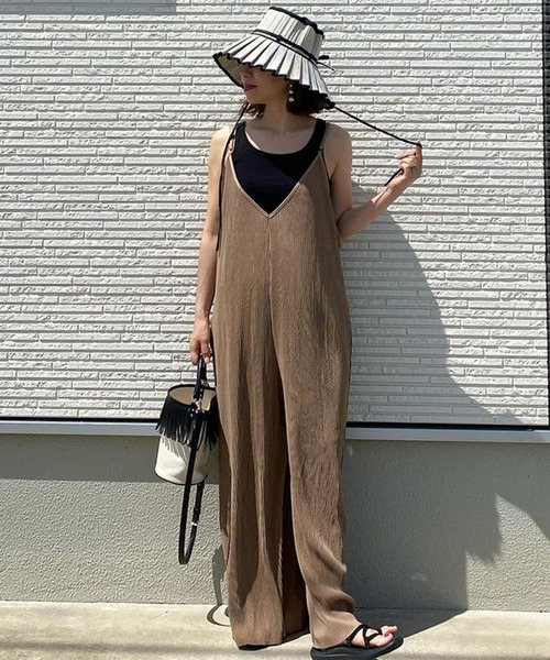 La-gemme(ラジェム)の「カットオフプリーツサロペット(サロペット/オーバーオール・レディース・ブラック/ブラウン/ピンク/ミント/グレイッシュベージュ・M/L)」の3枚目の写真