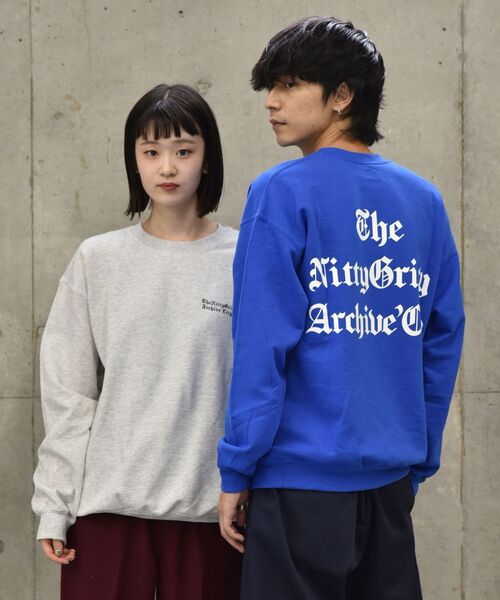 SHIPS(シップス)の「THE NITTY GRITTY ARCHIVE CITY: オールドイングリッシュ ロゴ スウェット(スウェット・メンズ・ライトグレー/ブルー/グリーン・MEDIUM/LARGE/X-LARGE)」の2枚目の写真