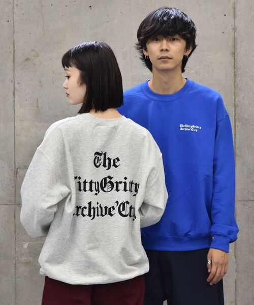 SHIPS(シップス)の「THE NITTY GRITTY ARCHIVE CITY: オールドイングリッシュ ロゴ スウェット(スウェット・メンズ・ライトグレー/ブルー/グリーン・MEDIUM/LARGE/X-LARGE)」の3枚目の写真