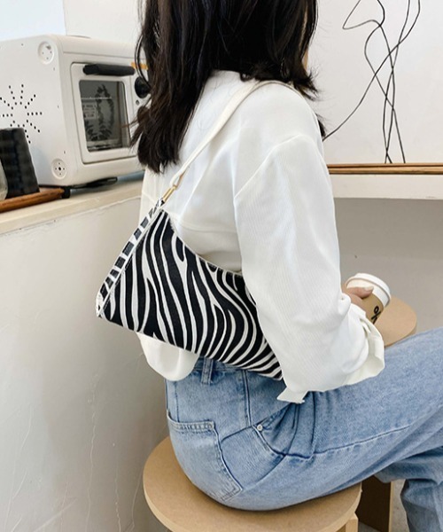 Opinion korean town（オピニオン コリアン タウン）の「Animal handbag（ハンドバッグ・レディース・ゼブラ/ブラウン/レオパード/ブラック・FREE）」の13枚目の写真