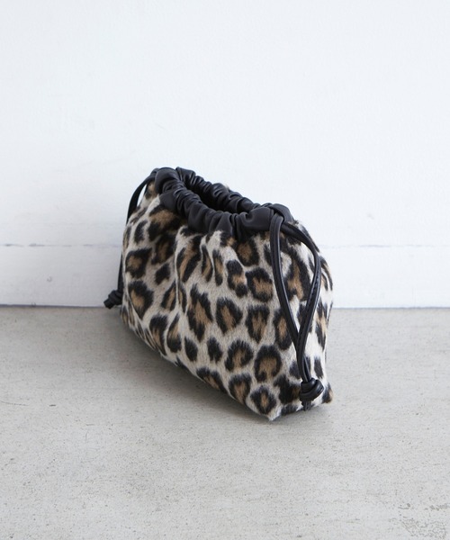 EFOLE（エフォル）の「アニマル コンビ 巾着 ショルダーバッグ（ショルダーバッグ・レディース・ブラック/ベージュ・FREE）」の4枚目の写真