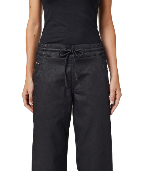 DIESEL（ディーゼル）の「DIESEL FW21 サステナブル デニム レディース  ジョグジーンズ ブラックデニム ボーイフレンド コーティング（デニムパンツ・レディース・ブラック・25inch/23inch/29inch/27inch/31inch）」の4枚目の写真