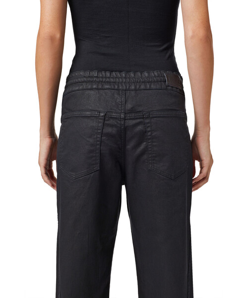 DIESEL（ディーゼル）の「DIESEL FW21 サステナブル デニム レディース  ジョグジーンズ ブラックデニム ボーイフレンド コーティング（デニムパンツ・レディース・ブラック・25inch/23inch/29inch/27inch/31inch）」の5枚目の写真