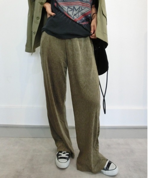 ulu(ウル)の「Crash velor pleated wide pants(その他パンツ・レディース・カーキ・FREE)」の1枚目の写真