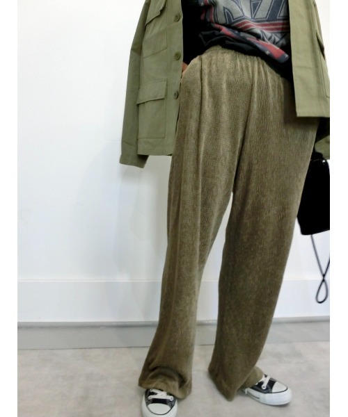 ulu(ウル)の「Crash velor pleated wide pants(その他パンツ・レディース・カーキ・FREE)」の4枚目の写真
