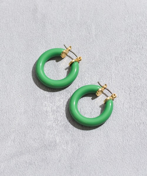 JANESMITH（ジェーンスミス）の「JANESMITH ジェーンスミス / COLOR EARRINGS カラーフープピアス / 22SAC-#241L（ピアス（両耳用）・レディース・ホワイト/ブラック/グリーン/クリーム・FREE）」の4枚目の写真