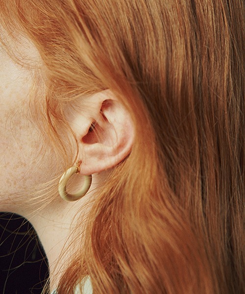 JANESMITH（ジェーンスミス）の「JANESMITH ジェーンスミス / COLOR EARRINGS カラーフープピアス / 22SAC-#241L（ピアス（両耳用）・レディース・ホワイト/ブラック/グリーン/クリーム・FREE）」の3枚目の写真